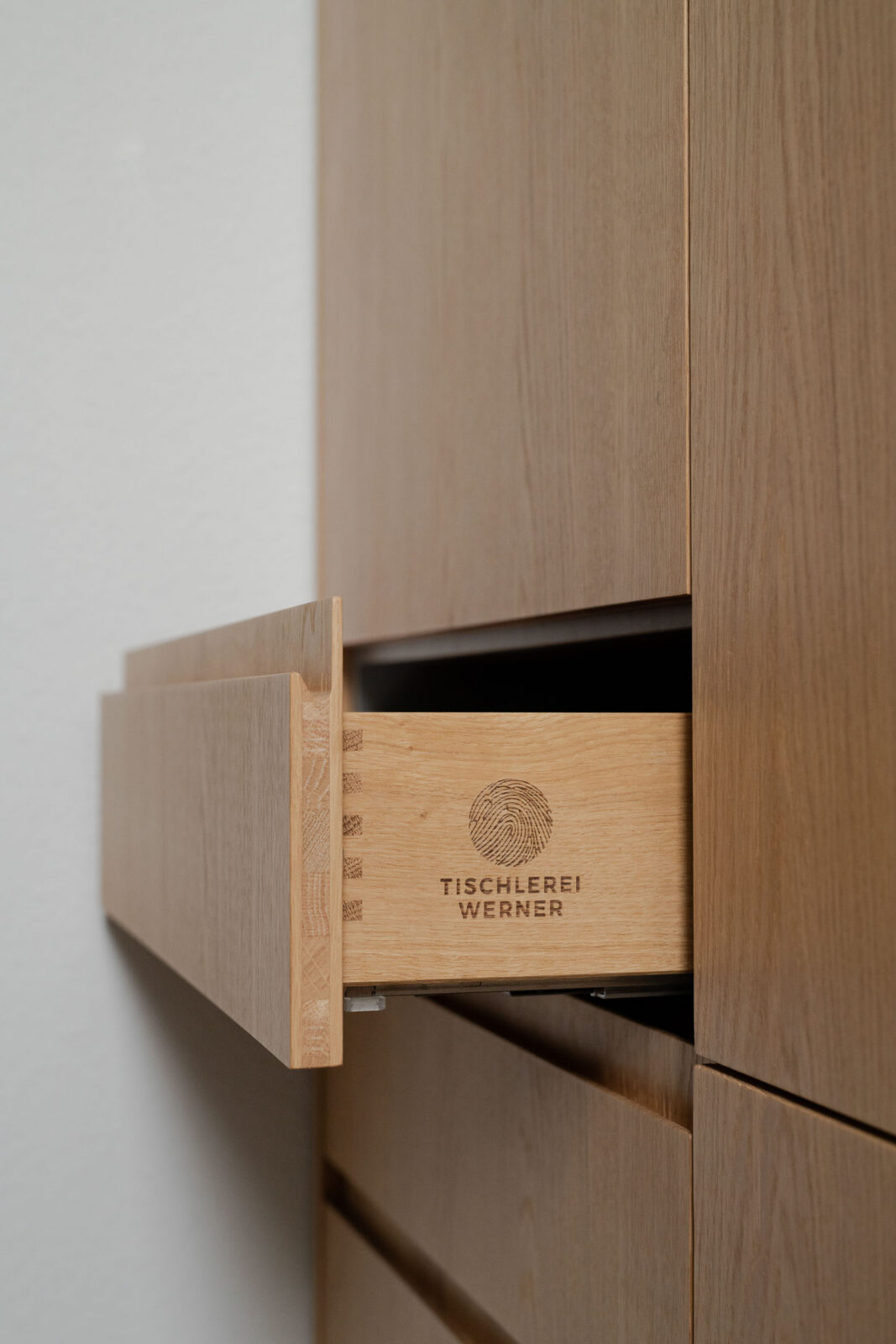 Kleine Küche mit Dachschräge in Losch, Tischlerei Werner Laudenbach